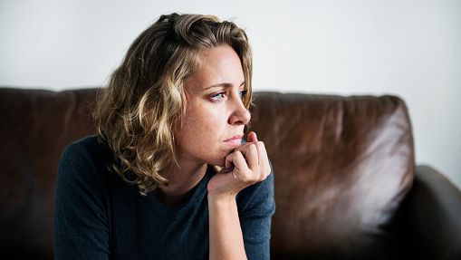 En kvinna som ser fundersam ut