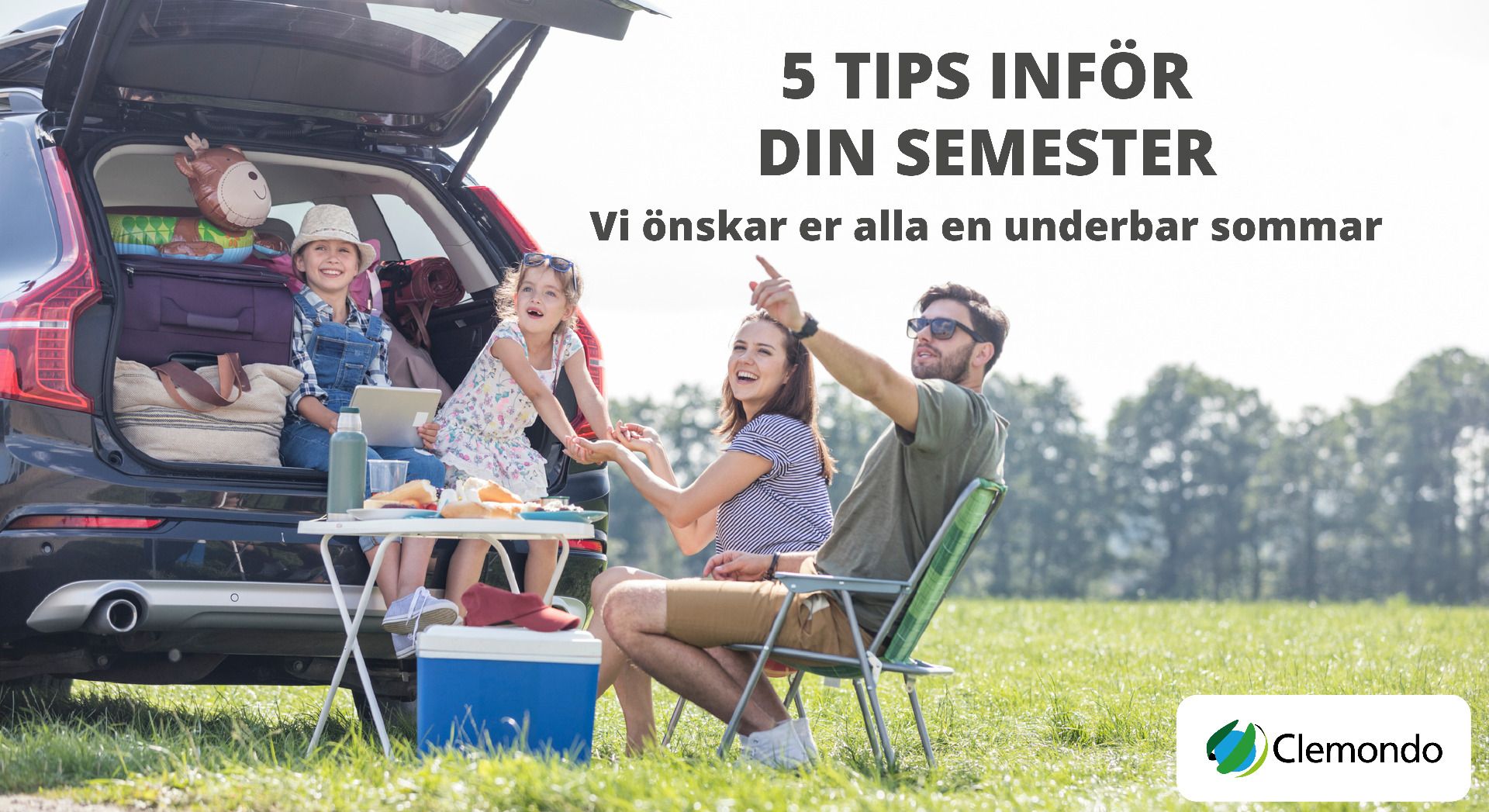 En familj som sitter i camping möbler bakom en fullastad bil med öppet bagage